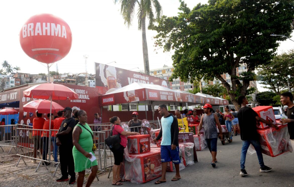 Prefeitura inicia entrega de kits para 5,3 mil ambulantes que vão atuar no Carnaval 2025