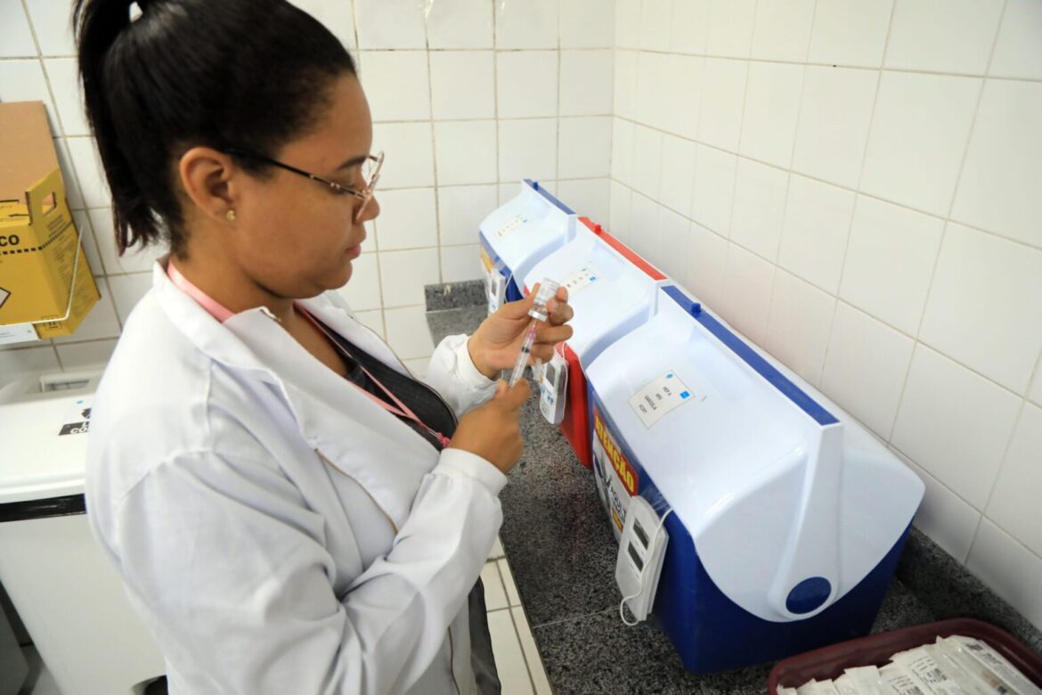 Salvador completa um ano de vacinação contra a dengue com mais de 95 mil doses aplicadas