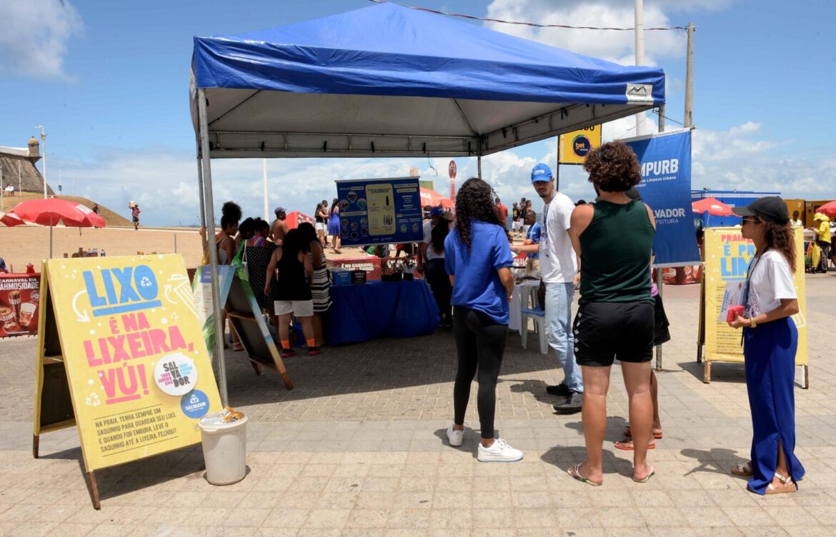 Limpurb leva conscientização ambiental à Praia da Paciência na sexta (14)