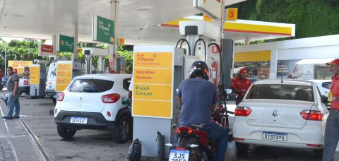 Gasolina chega quase R$7 nos postos de Salvador