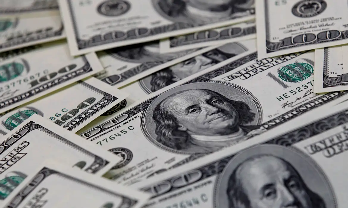 Dólar cai pela oitava vez seguida e fecha a R$ 5,63