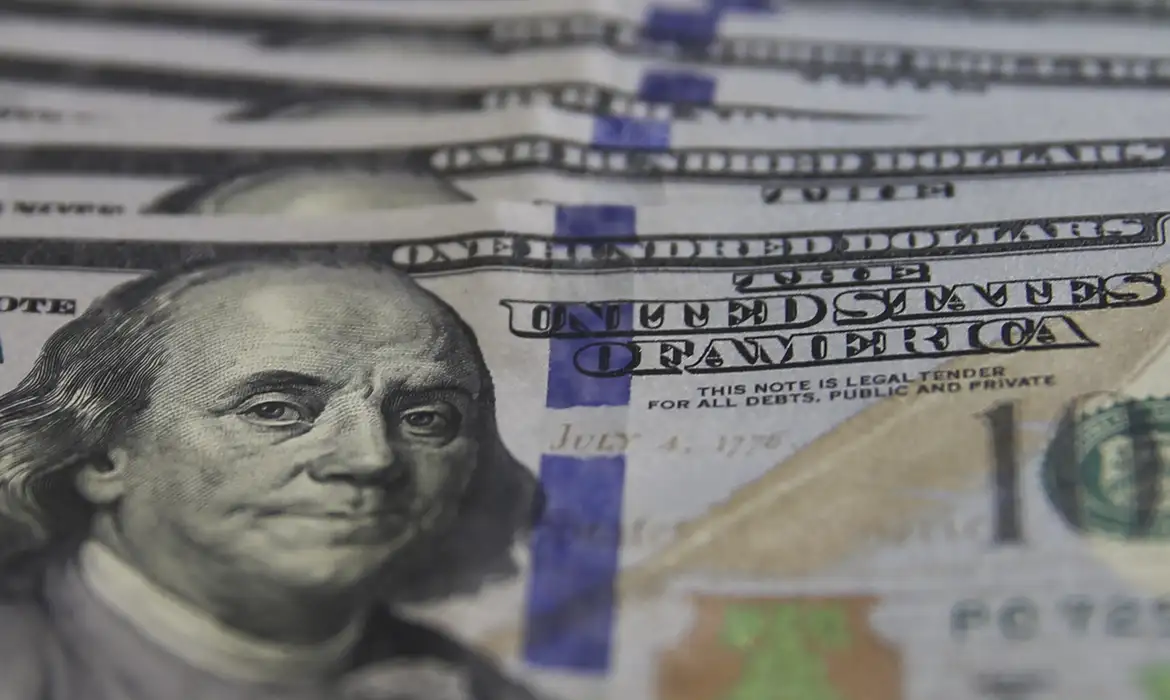 Dólar inicia mês em baixa com chances de negociação entre EUA e China