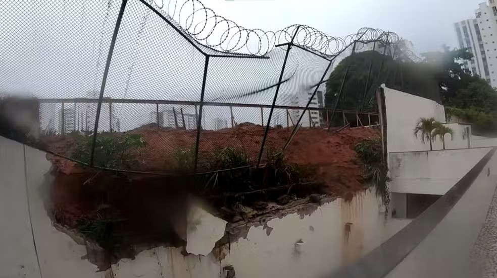 Chuvas em Salvador: muro desaba em bairro nobre, travessias com lanchinhas são suspensas e Marinha emite alerta vermelho