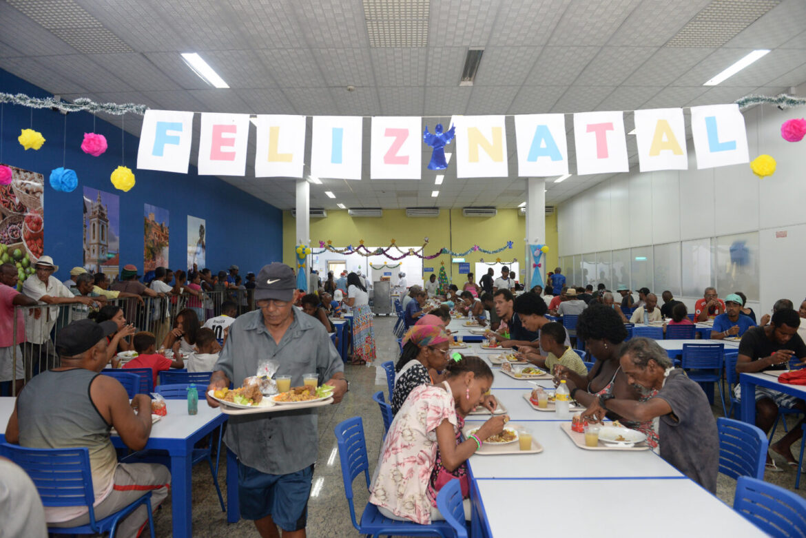 Restaurantes Populares de Salvador promovem almoço natalino para 4,4 mil assistidos