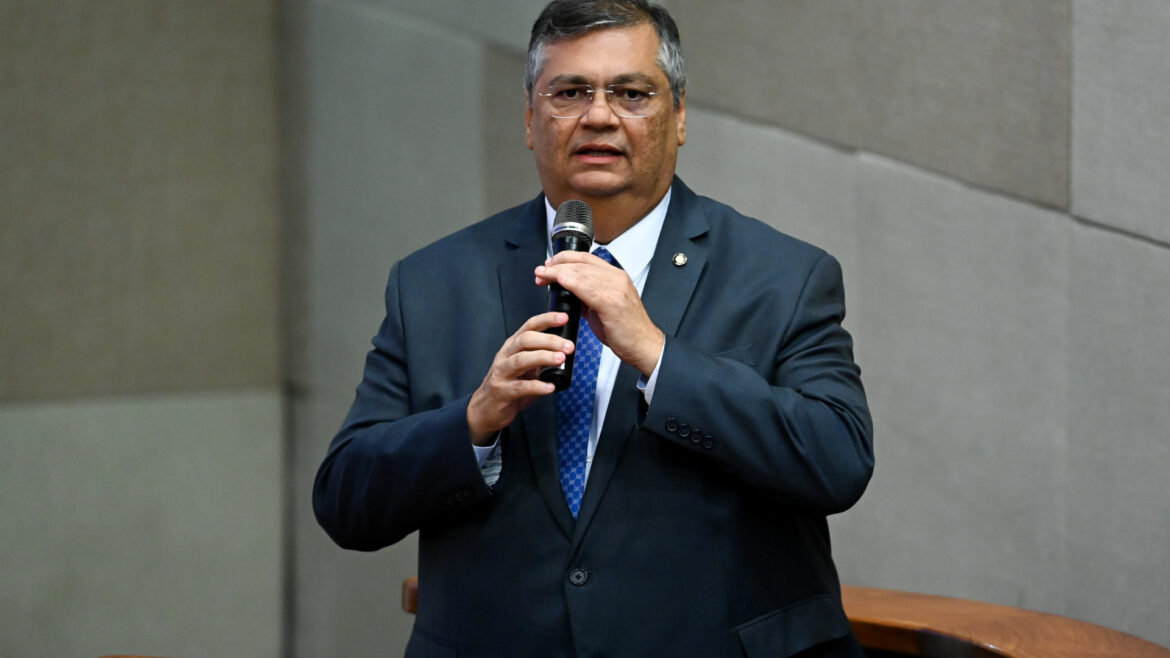 Dino diz que Senado tem mais transparência que Câmara, mas mantém bloqueio de emendas