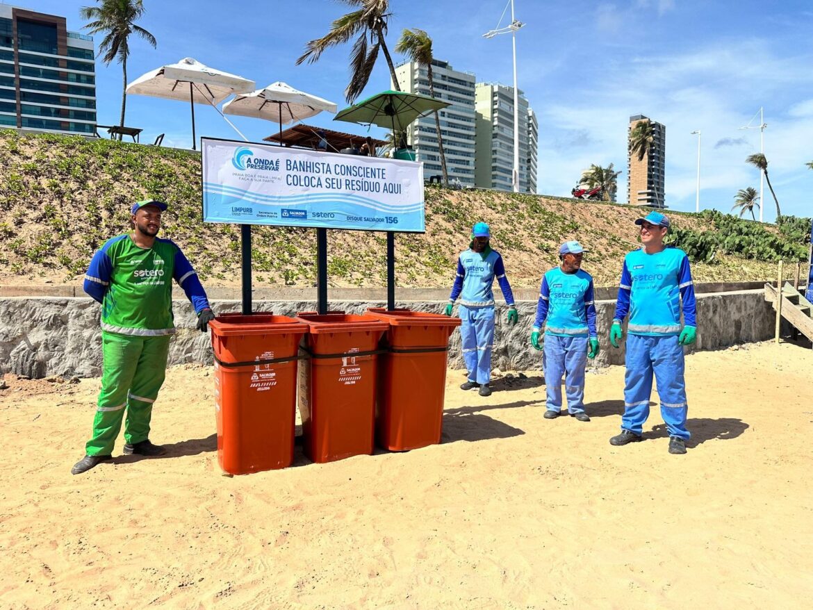 Salvador reforça ações de limpeza nas praias com instalação de novos kits praia