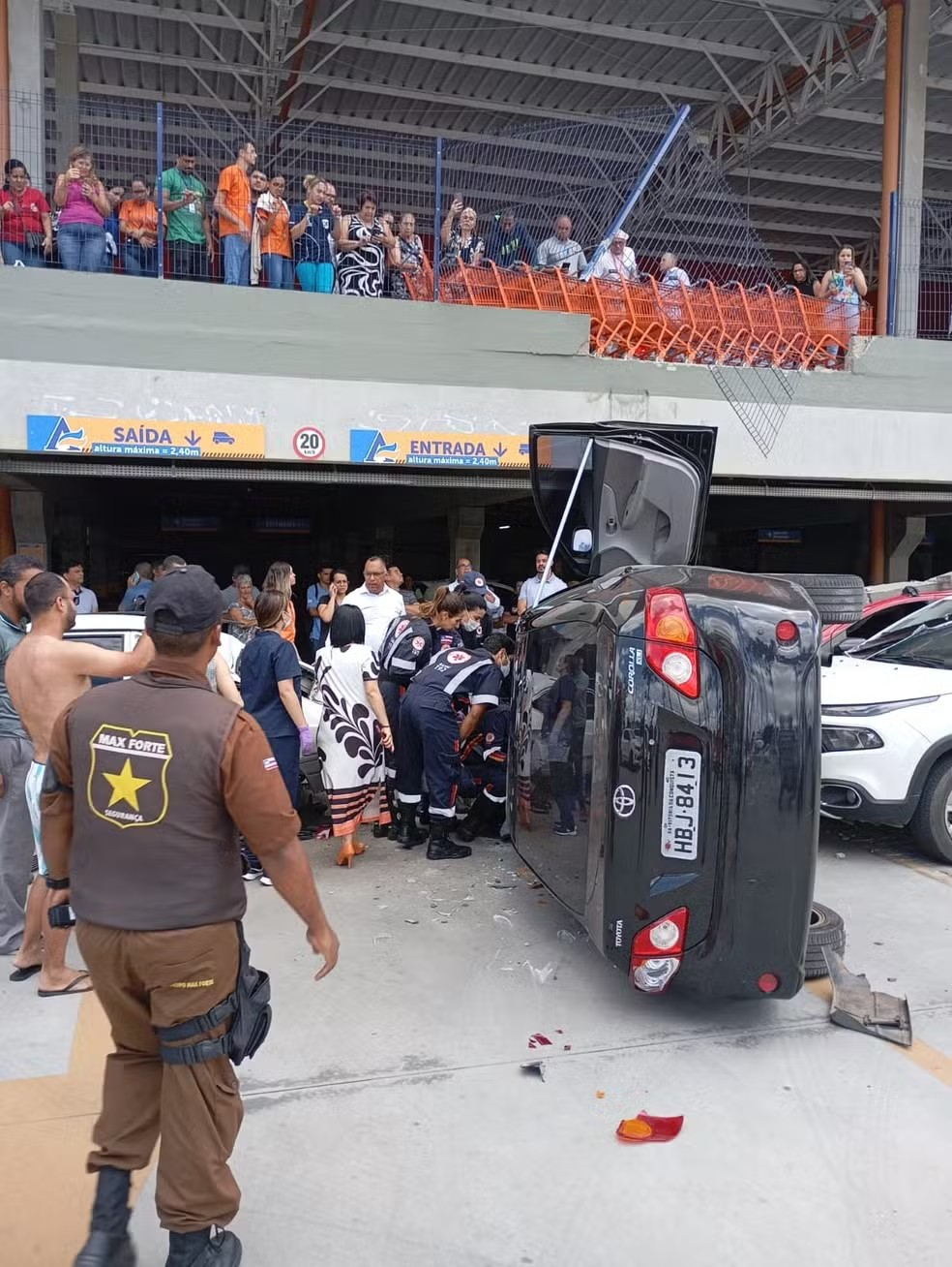 Dois carros caem de altura de 3 metros e atingem outros veículos em estacionamento de mercado na Bahia