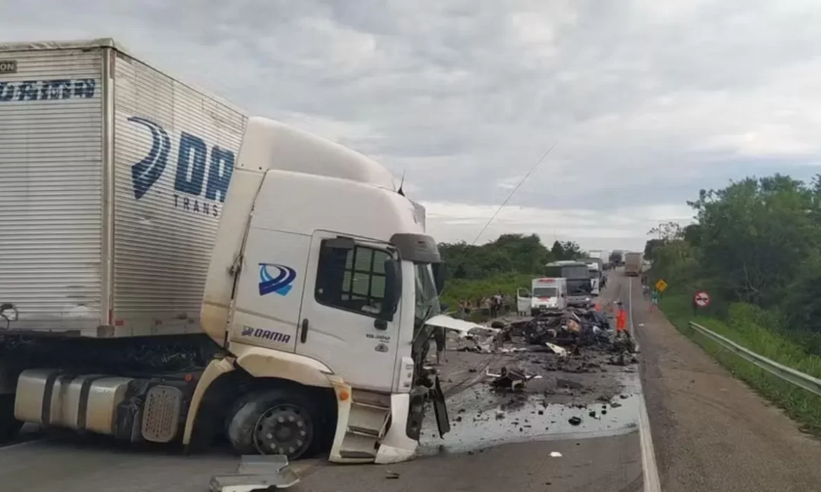 Cinco pessoas morrem após batida entre caminhão e carro na Bahia