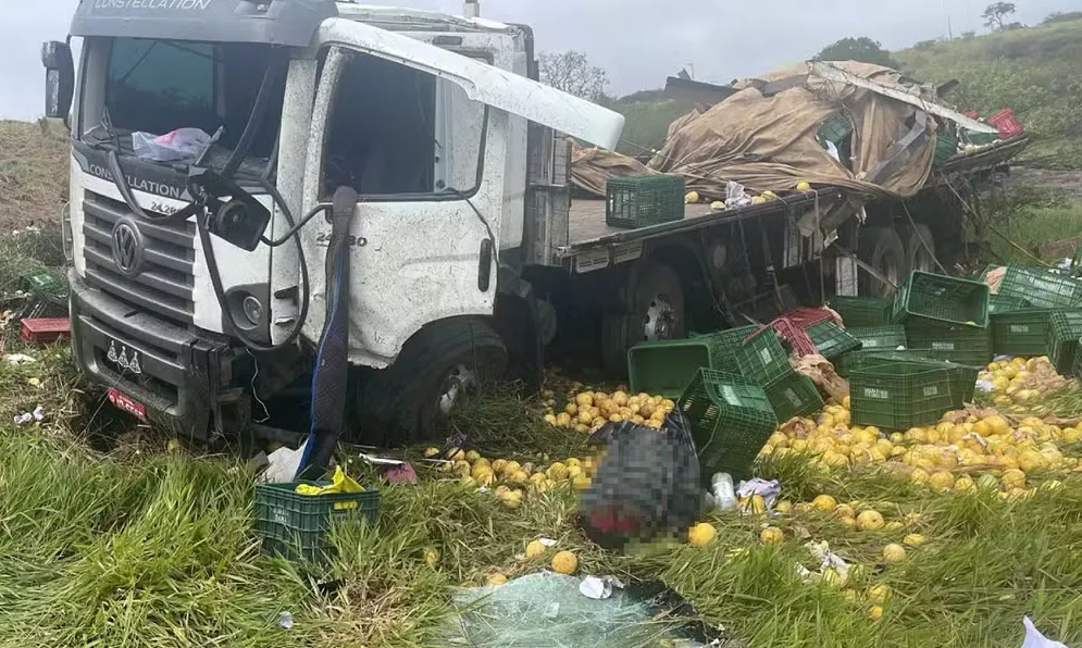 Motorista é arremessado e morre após caminhão cair em ribanceira na BA