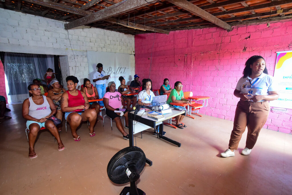 Agente de Empreendedorismo leva curso sobre redes sociais e finanças a moradores de Paripe