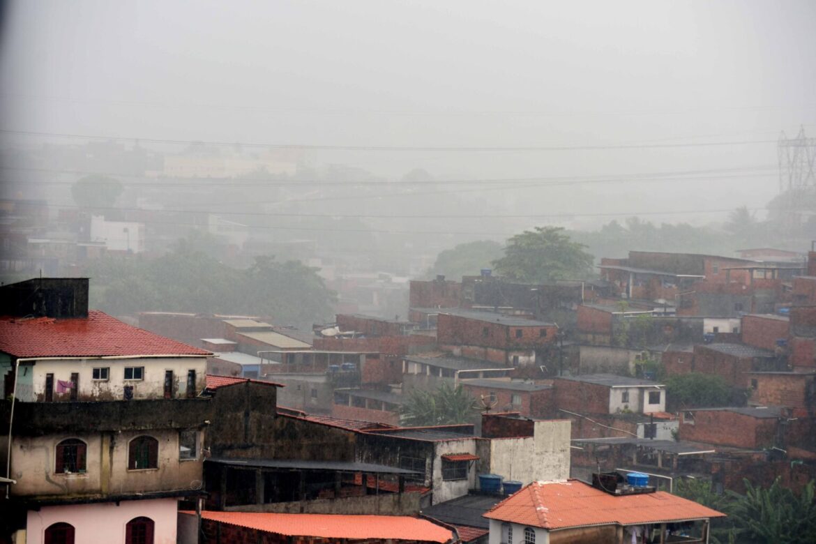 Frente fria chega a Salvador com chuvas intensas e ventos fortes