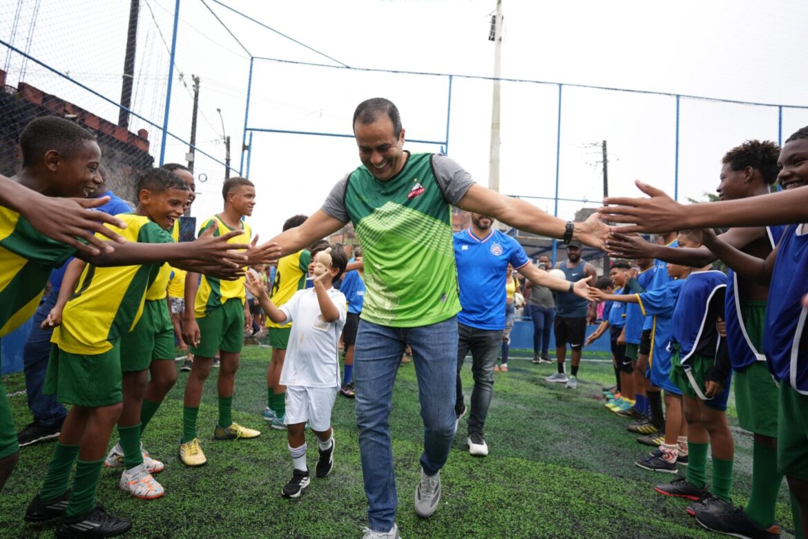 Prefeitura entrega campo de grama sintética e geomanta na Rua da Barragem, em Sete de Abril