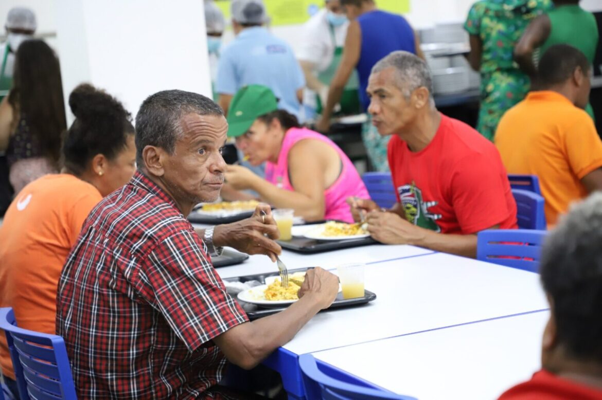 Restaurante Popular de Pernambués completa um ano com cardápio especial e quase 100 mil refeições servidas