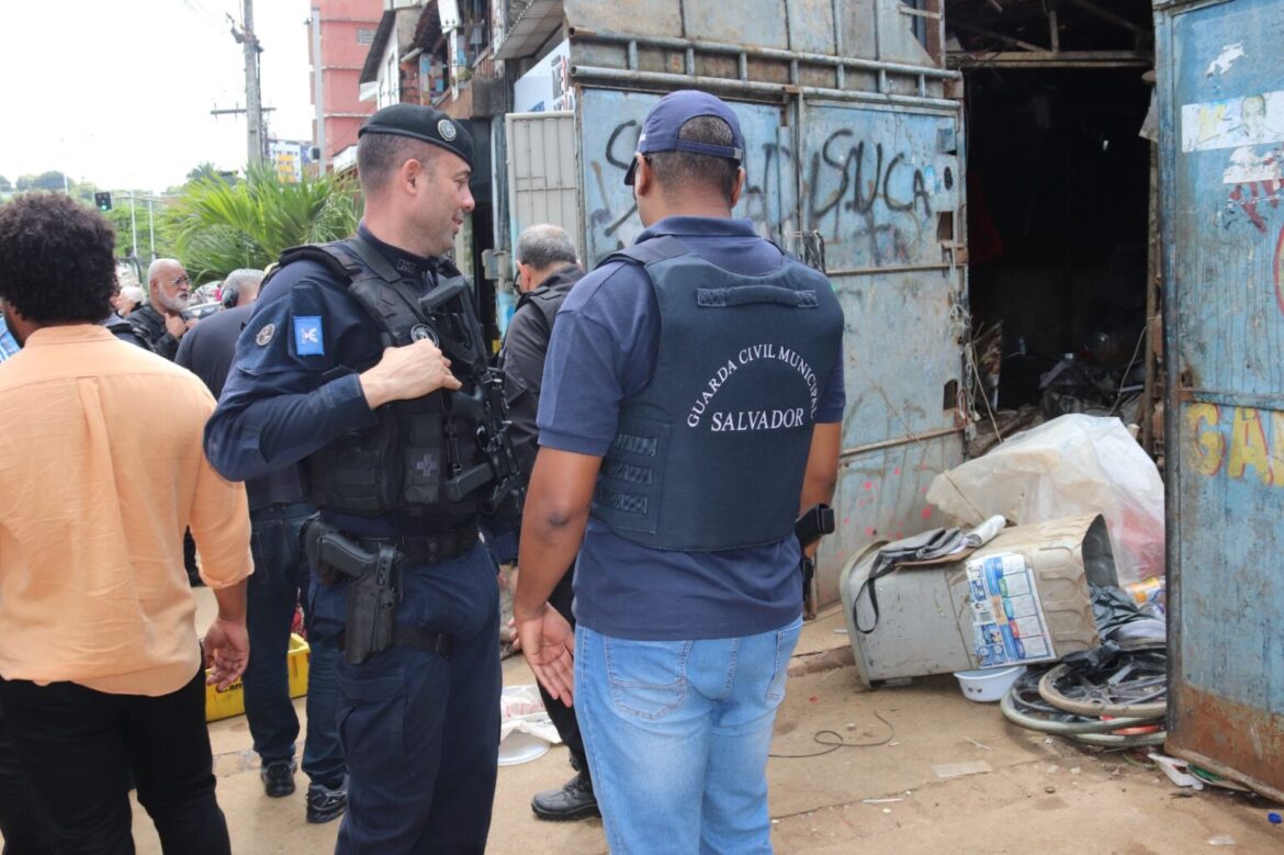 Partes roubadas de abrigos de ônibus são encontradas em ferro-velho durante operação de combate a comércio ilegal