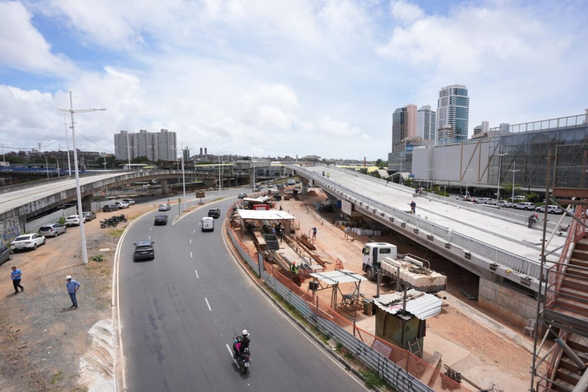 Com 86% de obras concluídas, viaduto em frente ao Shopping da Bahia passa por vistoria e entra em reta final de construção