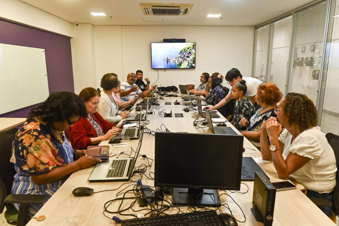 Hub Salvador realiza curso gratuito de informática para idosos com foco em autonomia digital