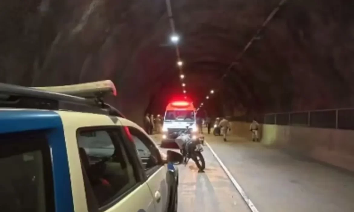 Três policiais militares sofrem acidente em túnel de Salvador