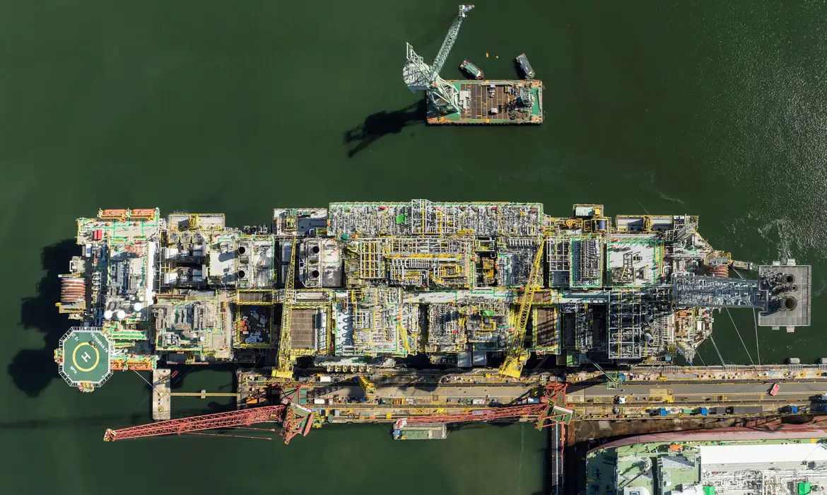 Nova plataforma chega ao pré-sal e pode aumentar produção em 20%