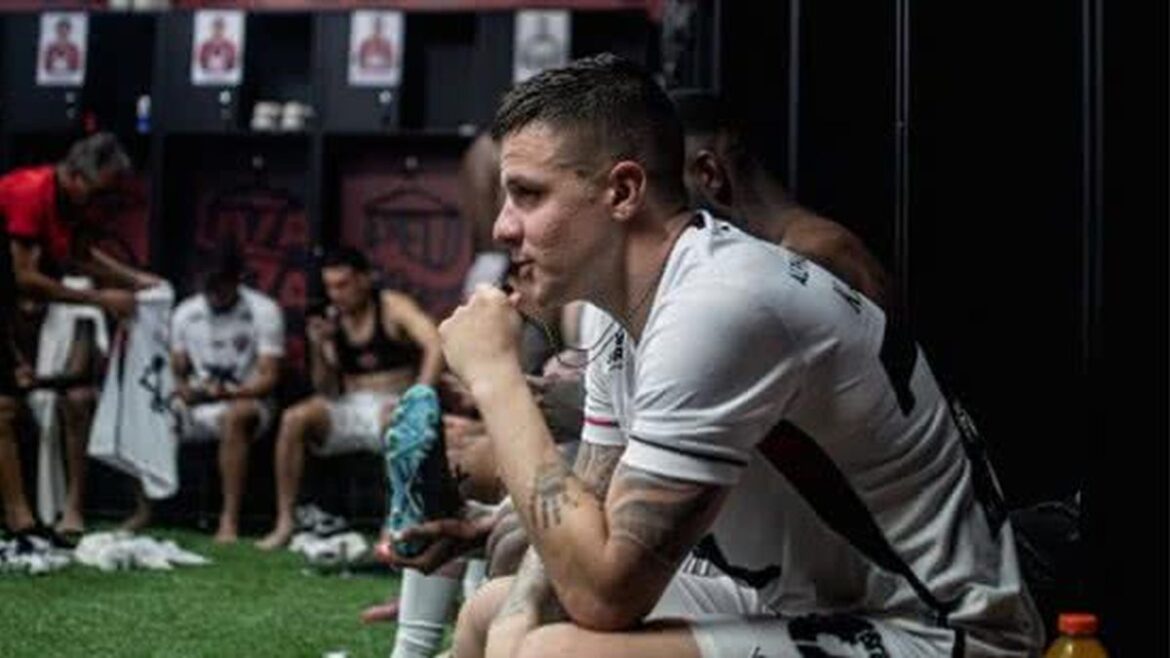 Kayzer desencanta, vira artilheiro do Vitória e coloca fogo na briga pela 9: “Maior felicidade do mundo”