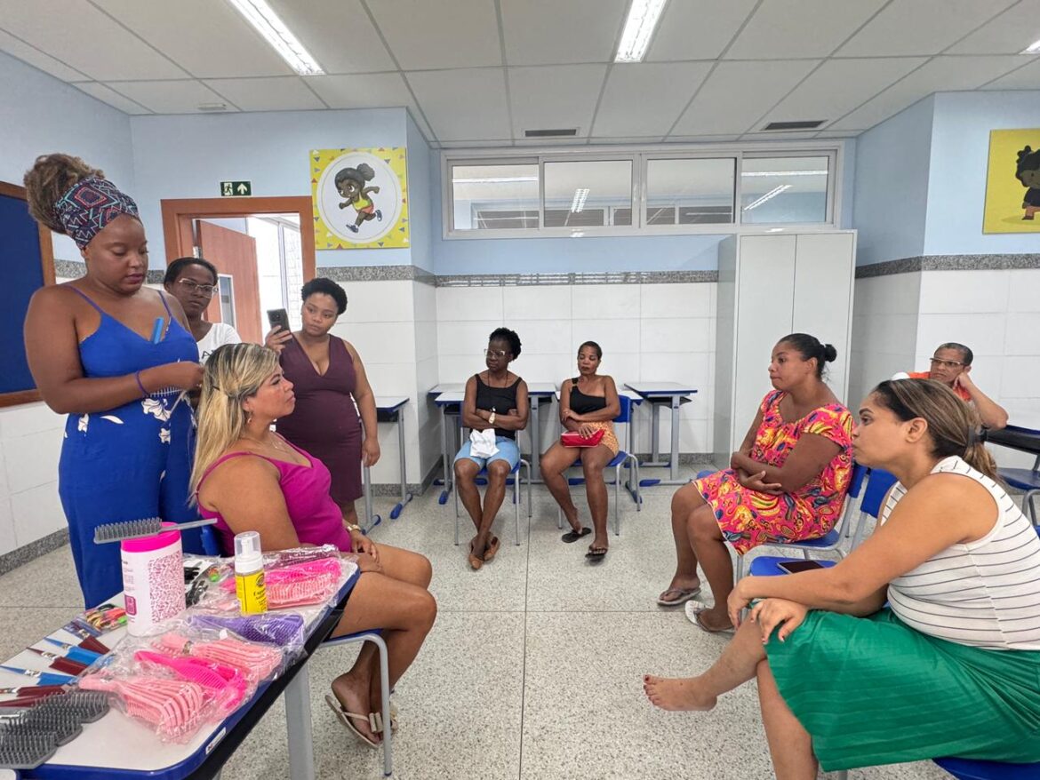 Oficina de tranças reúne beneficiárias do Novo Mané Dendê