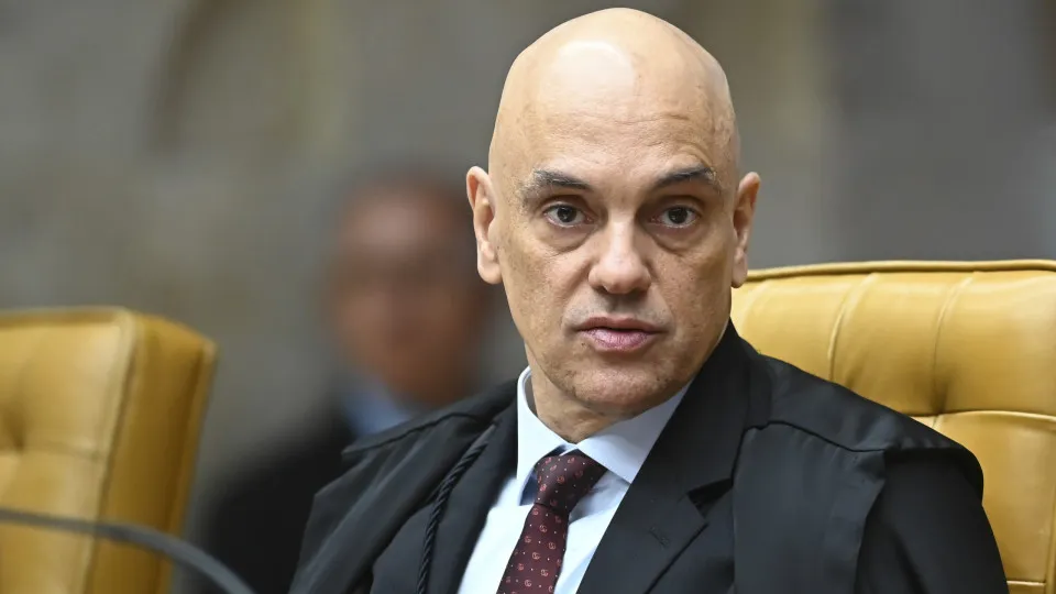 Moraes aponta ‘modus operandi’ sobre risco de fuga para ordenar domiciliar a condenados
