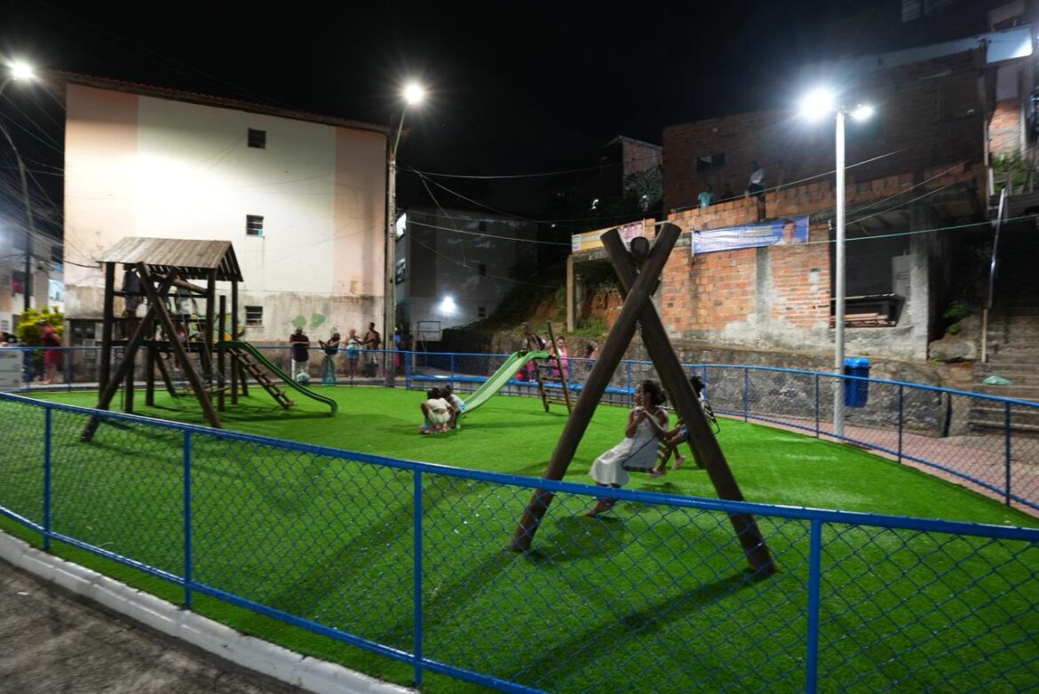 Prefeitura entrega praça requalificada em Cajazeiras VIII e ultrapassa marca de 650 novos equipamentos de lazer inaugurados