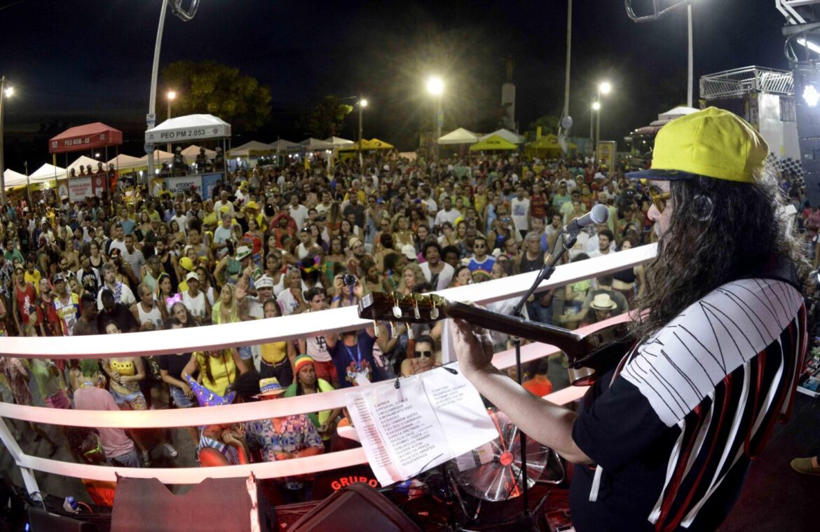 Prefeitura de Salvador inaugura estátua de Moraes Moreira na Praça Castro Alves e lança programação que celebra 40 anos da FGM