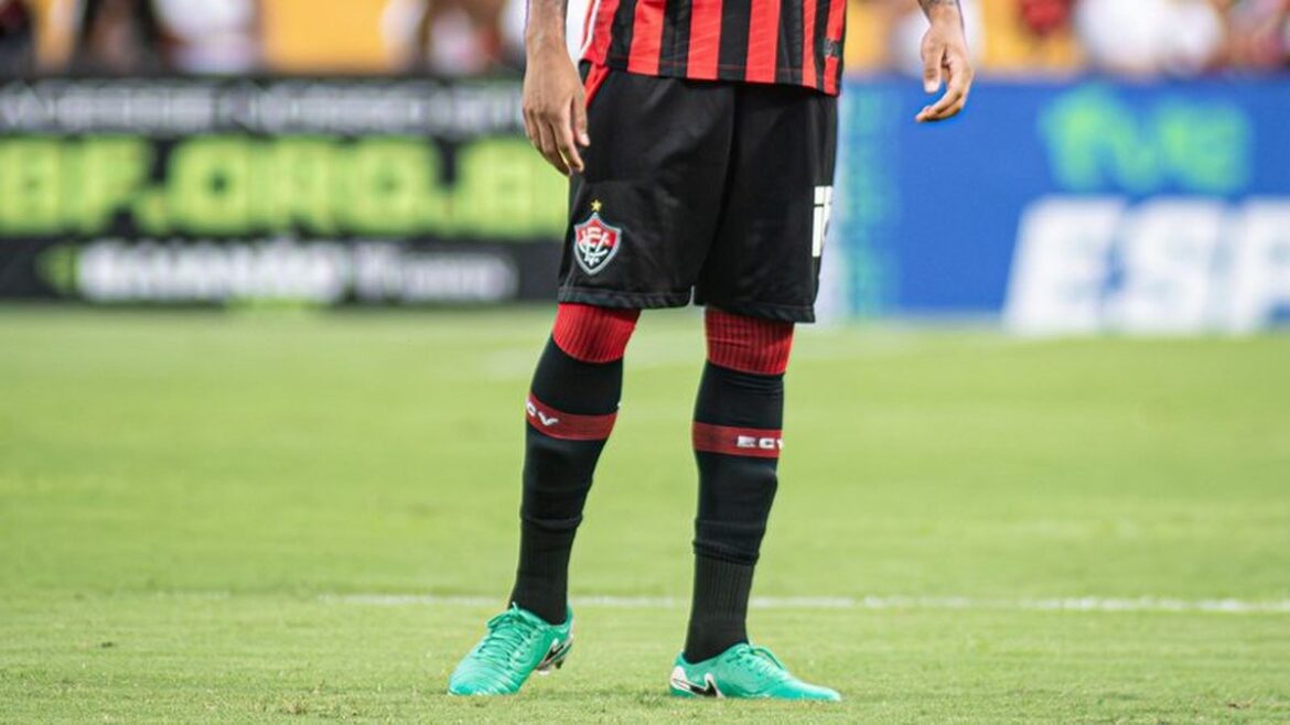 Desejado pelo Vitória, zagueiro de rival nordestino tem negociação com clube do Canadá